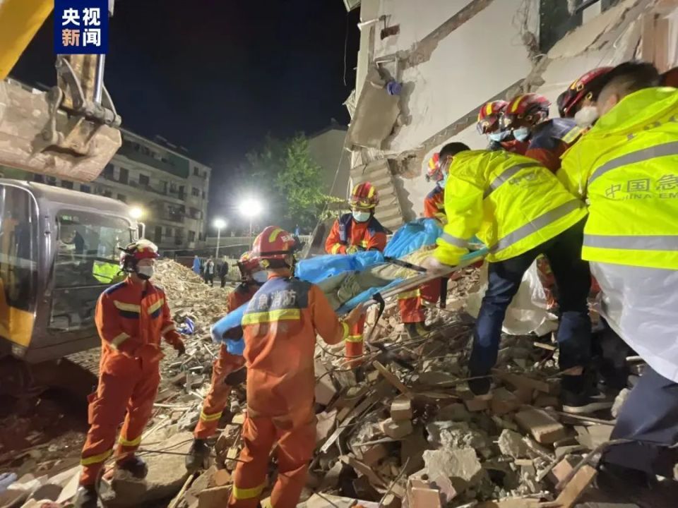 安徽铜陵市郊区大通镇居民楼坍塌事故已致4人死亡,1人全力救治中