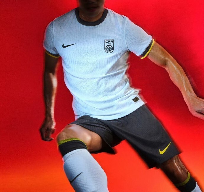 国足新球衣曝光大量使用深色元素客场球衣神似黑龙