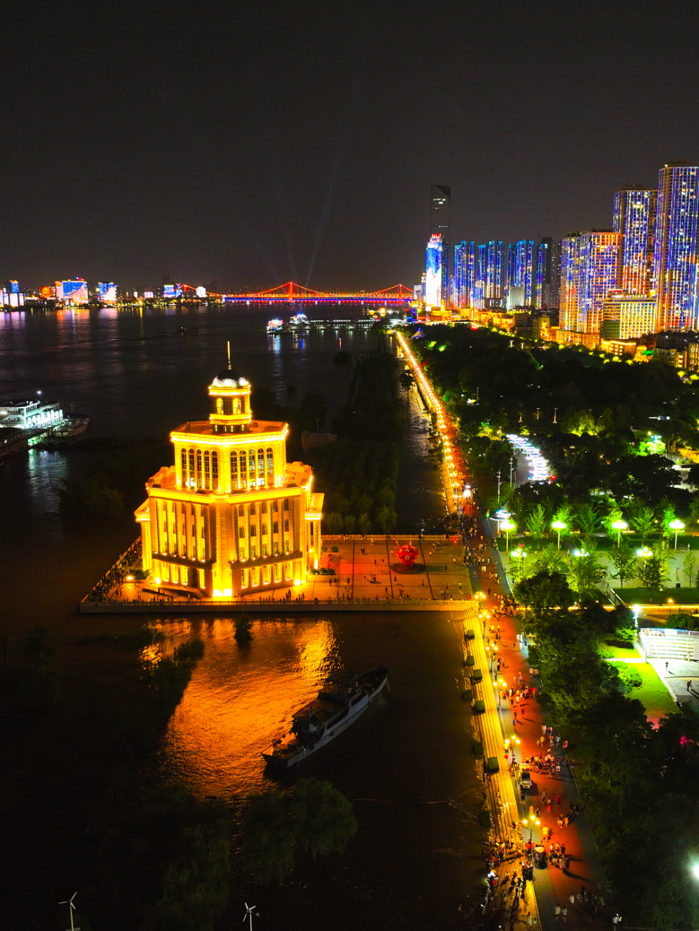 夜晚,武汉好多地方排长队