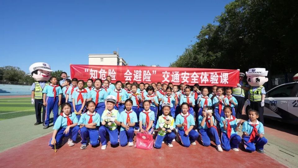 吐鲁番市吐鲁番市托克逊县公安局交警大队联合巡特警大队,派出所等