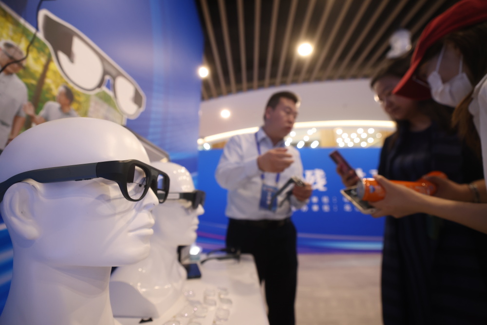 眼镜能语音转文字,六足机器人精准导盲,记者实探助残"黑科技"