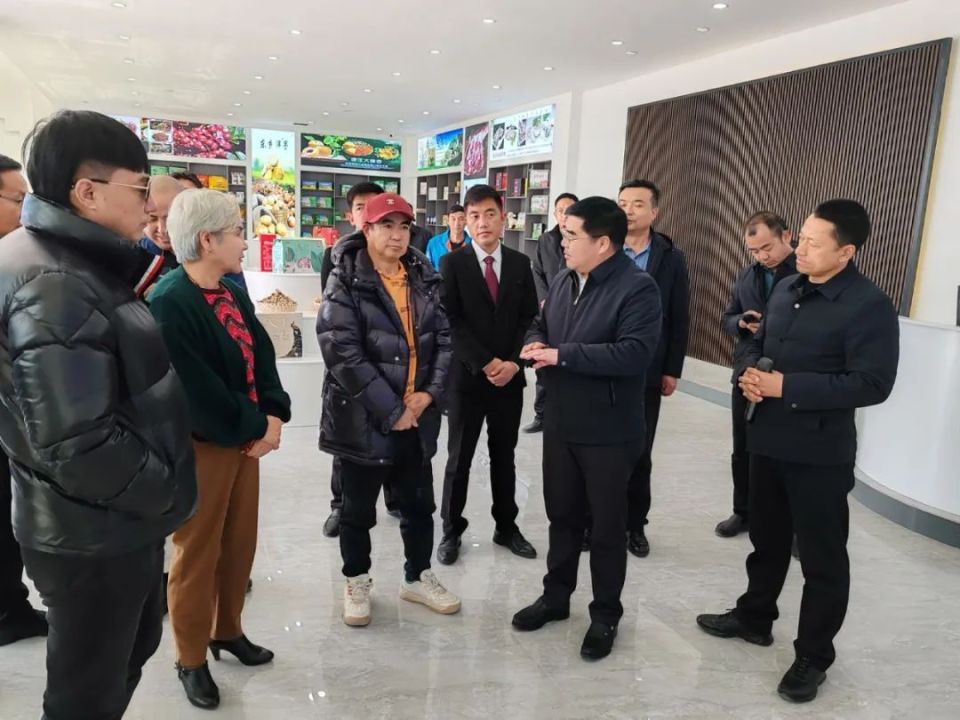 3月14日,北京市紫光园餐饮集团董事长艾兴有,甘肃鑫源集团董事长