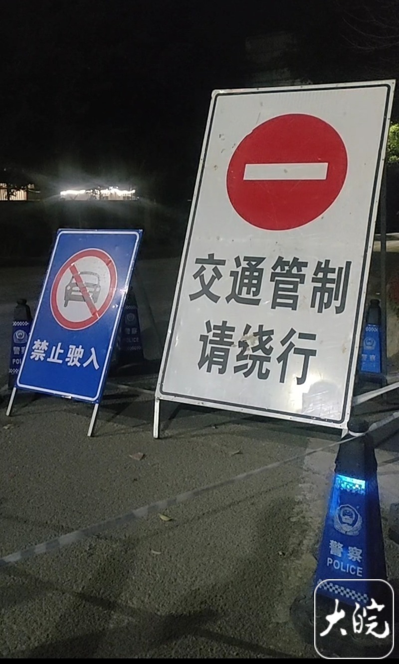 直击广州沥心沙大桥事故大桥入口实施交通管制桥下连夜施工以打通岛上