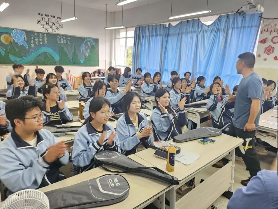 最后,贵阳市女子职业学校法治副校长王露检察官在该校大礼堂为800余名