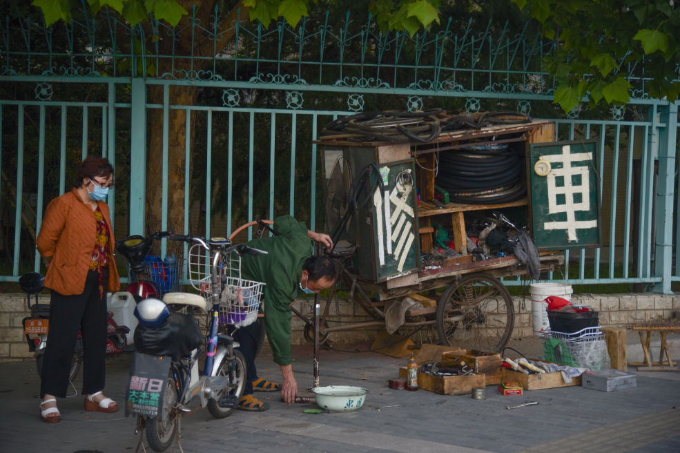 街头修车摊儿找起来太费劲市民盼望小修小补有序回归