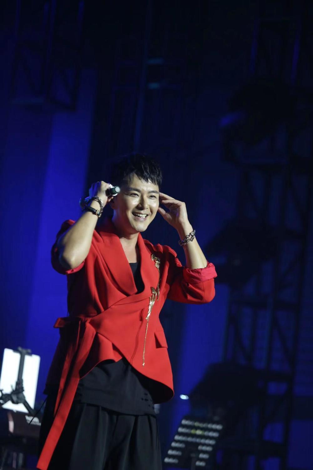 萧正楠出道20年首场个人演唱会广州落幕黄翠如惊喜现身