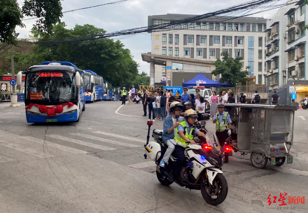 辅警驾驶警用摩托送晕车考生据悉,高考前夕,绵阳公安交警直属一大队