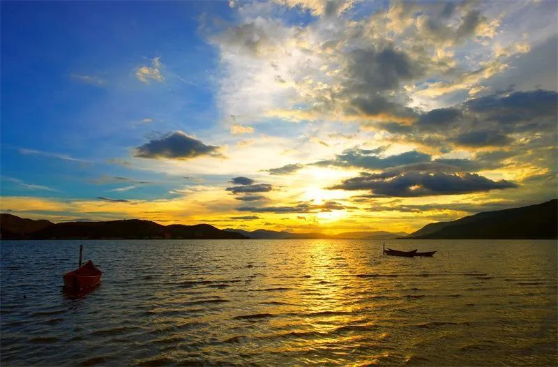 红河美景,倒映在水光潋滟的湖泊中