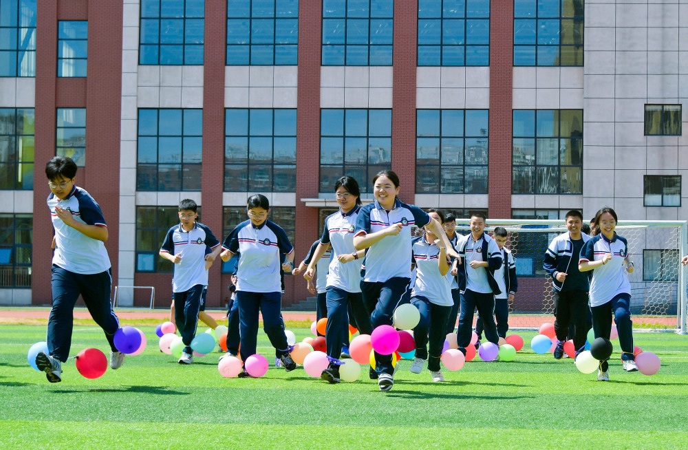 2024年5月29日,湖南永州,在道县道州玉潭(东阳)学校,高三学生参加吹