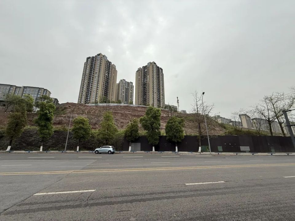 唏嘘！重庆巴滨路大型商业开发多年仍是荒地，能否等来曙光？_腾讯新闻