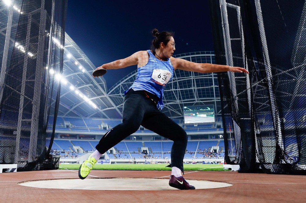 冯彬夺得女子铁饼冠军6月27日,冯彬在比赛中