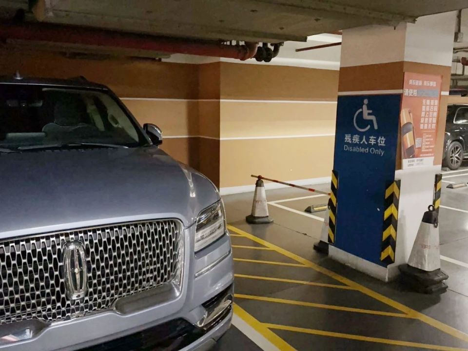 徐汇检察院供图(下同)无障碍停车位是指为肢体残疾人驾驶或者乘坐的