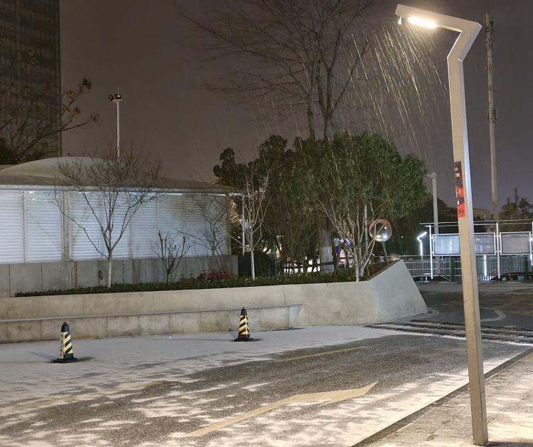 海报直击｜突现大风、冰粒！21日晚武汉地面出现冰层，道路畅通、车流减少_腾讯新闻