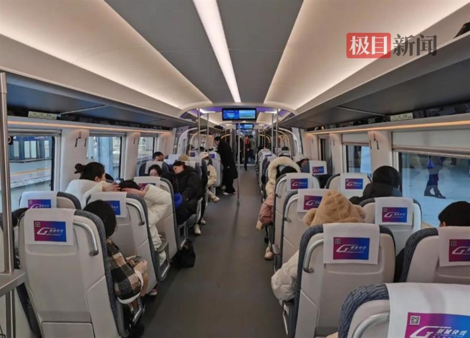 武汉东到黄石北最早一趟为6:38,7:12抵达终点;到黄冈西最早一趟为7:42