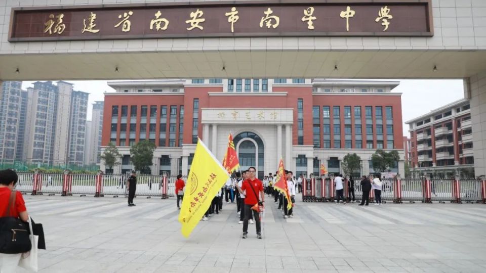 胜利与祝福的红色polo领教师们统一身着南星中学的传统送考仪式再次