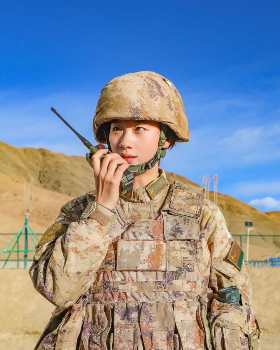 姑娘,来当兵吧,像她们一样!