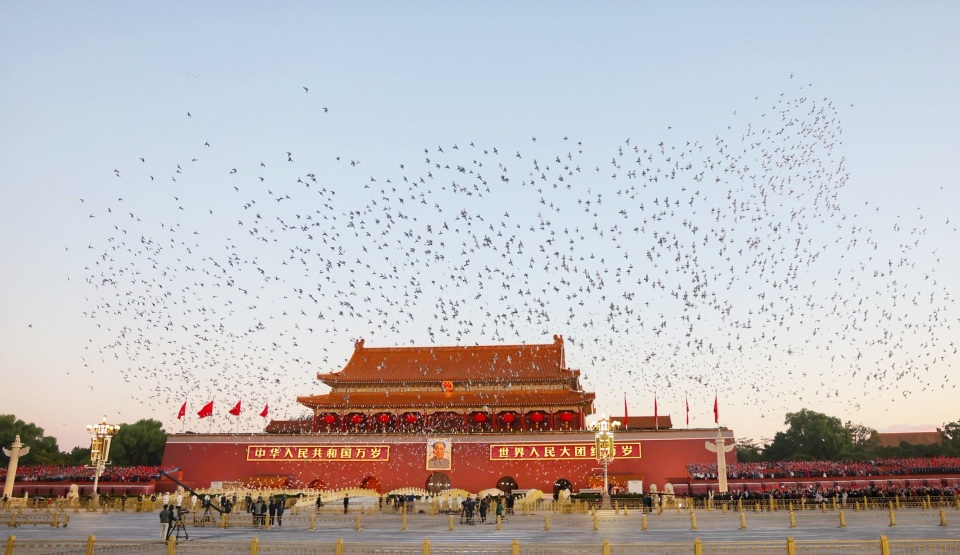 12.3万人观看升旗仪式！天安门广场上随采：一千个看升旗的理由_腾讯新闻