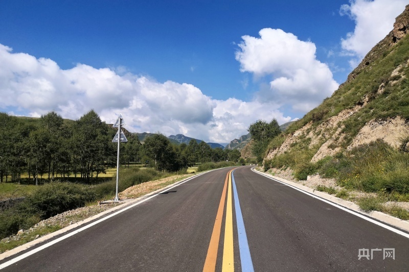 青海湟源塔湾村:道路平坦通乡村 振兴搭上"快车道"