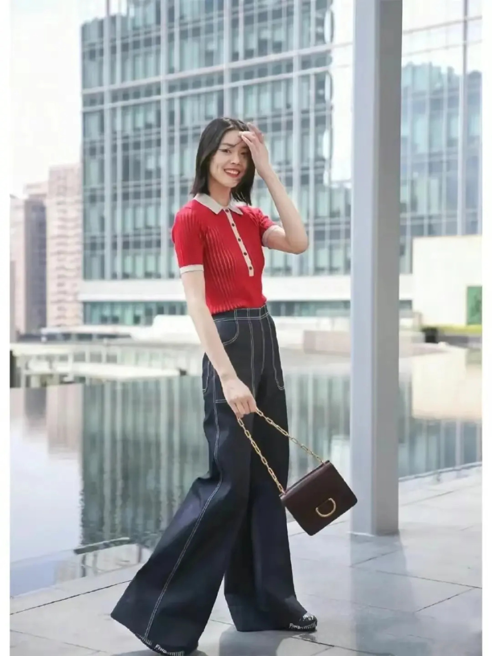 比如说刘雯穿的这一身穿搭造型就很经典耐看,选择了红色的polo衫搭配