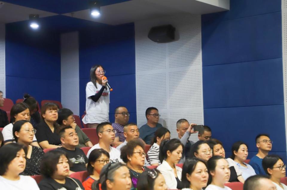 市民现场向发言人提问.巫山县融媒体中心供图(曾露 郝燕来)
