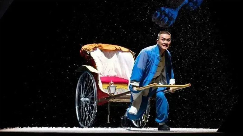 那辆贯穿全剧的黄包车,成为全剧灵魂所在.