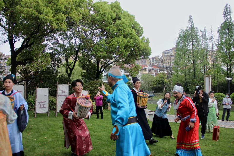 上巳有哪些浪漫习俗一群年轻人用传统方式过节