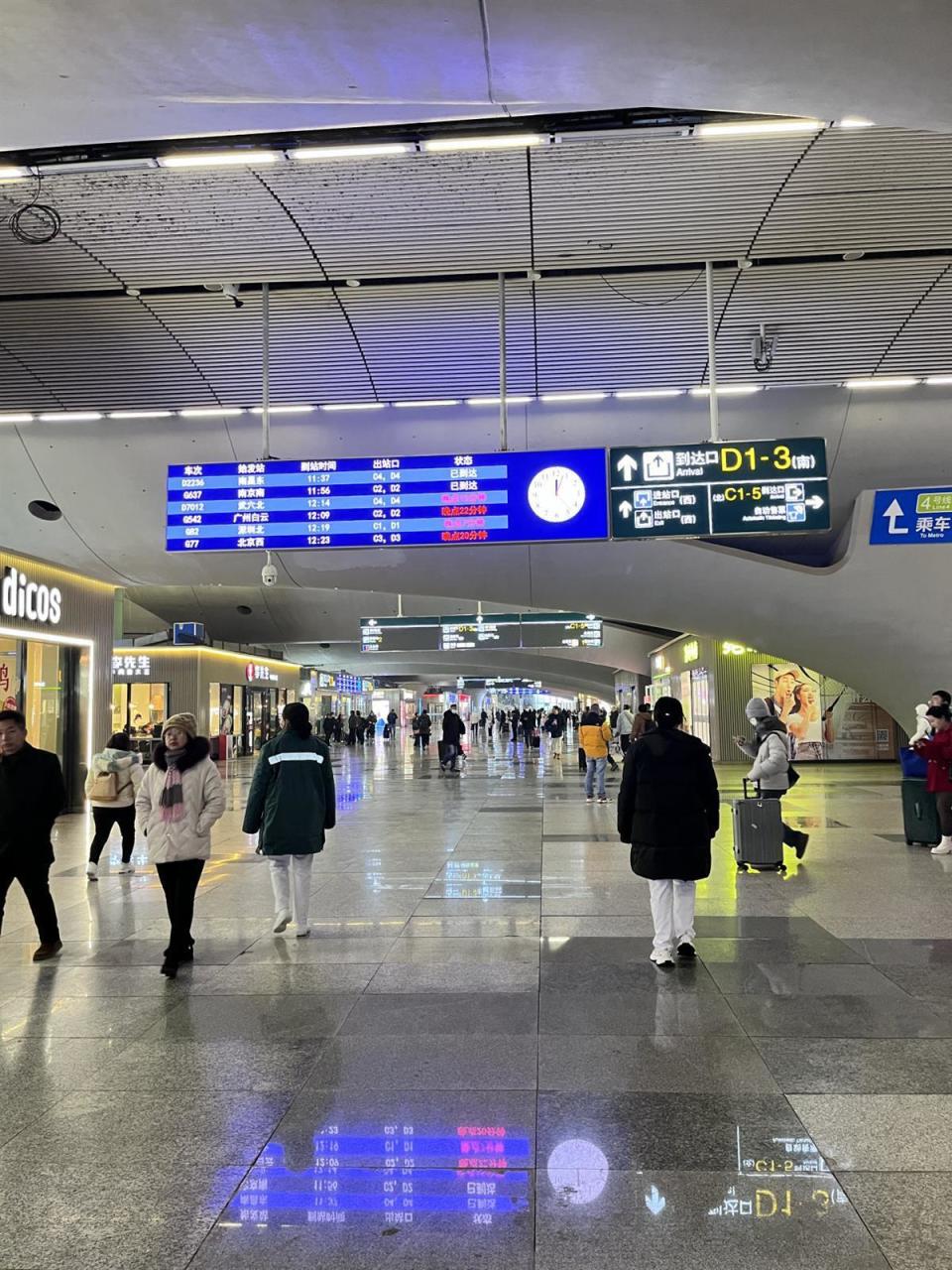 记者来到候车大厅看到,武汉站持续提供24小时候车室照明,热水供应,并