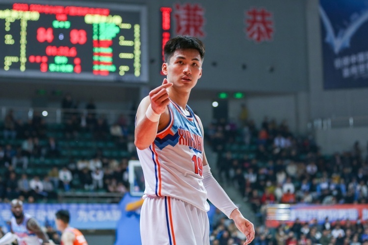 真挚的祝福新疆男篮后卫于德豪29岁生日快乐