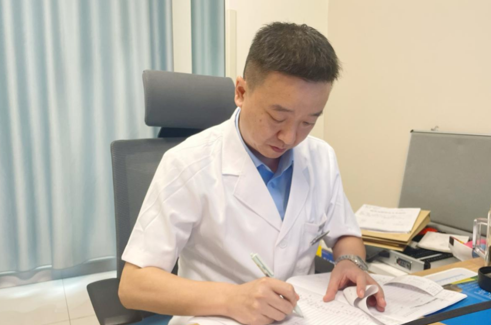 预约半年不舍摘下隐形眼镜，一次溯溪让她坚定摘镜，重回清晰视界_腾讯新闻