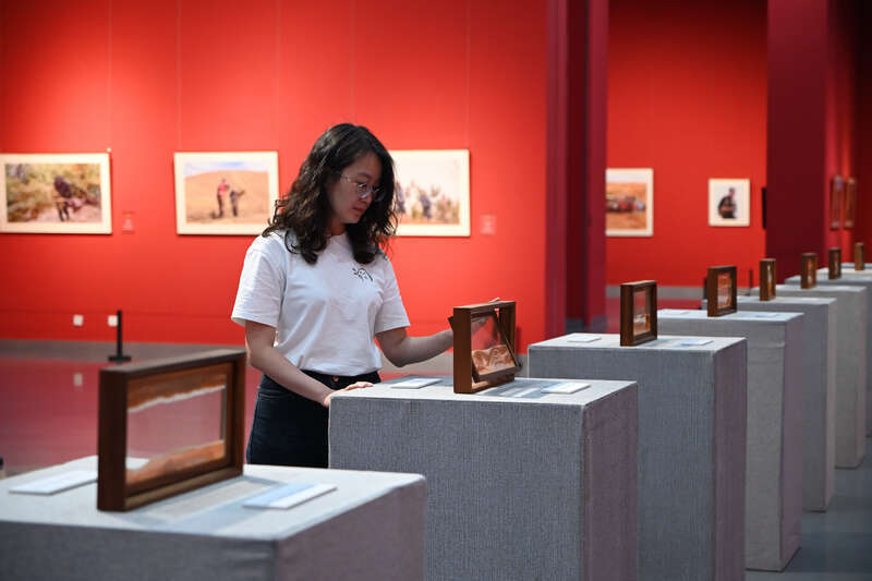 三北攻坚战纪实影像展在内蒙古美术馆开幕