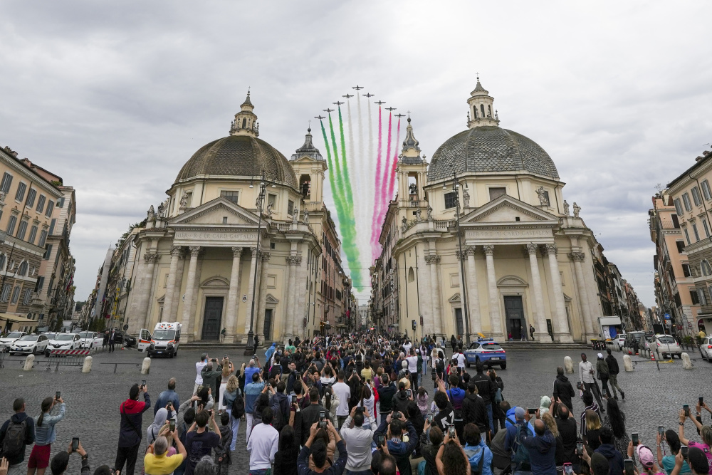 6月2日,意大利"三色箭"特技飞行表演队在罗马参加共和国日庆祝仪式.