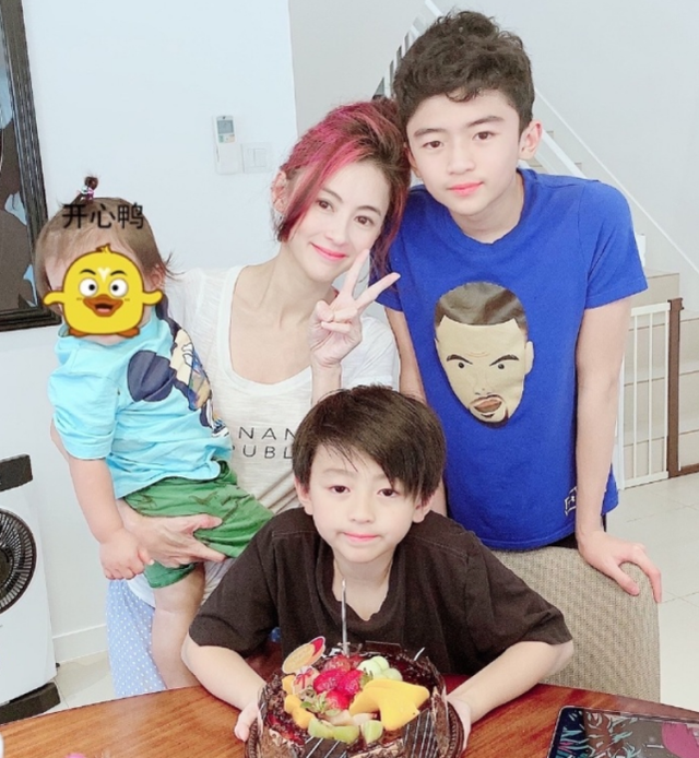 个同母异父的姐姐,一个同父异母的弟弟,还有两个胞弟,张豪龙和张柏文