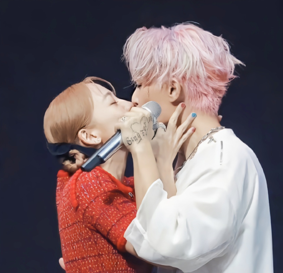 吴映洁公开力挺好友炎亚纶,被指三观不正,网友怒骂:情商太低了