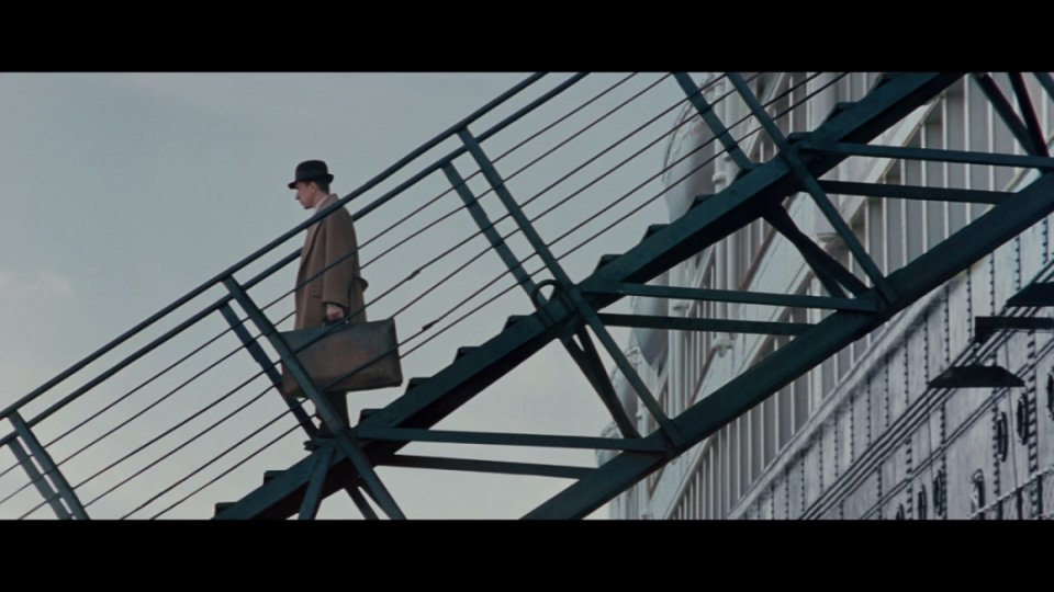 而在《一个人消失在世上》中,格温先生"做画像"的画室消失了,格温先生