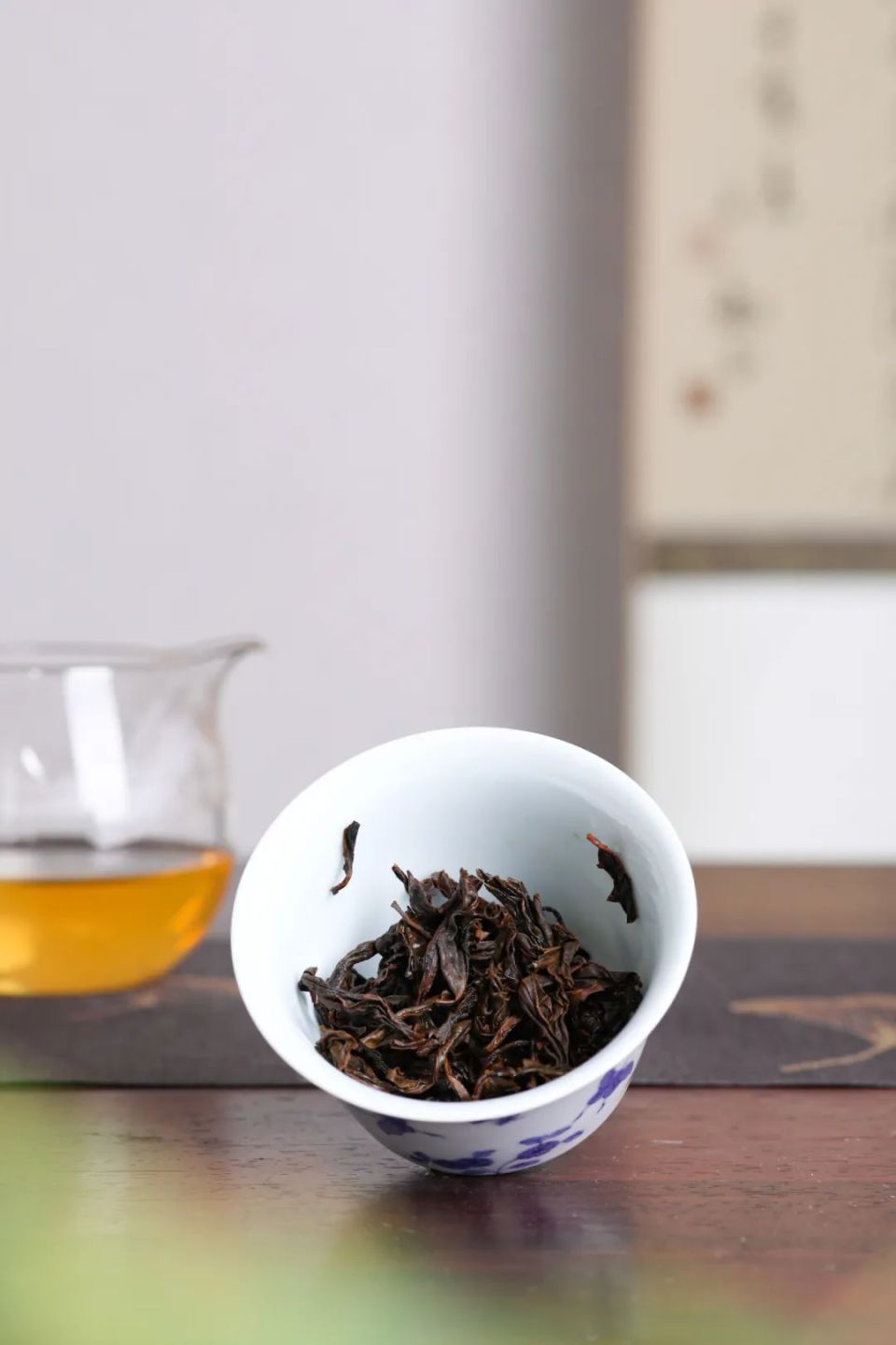 汤感顺滑醇厚,馥郁花香和荔枝的熟果香落于茶汤之中,滋味鲜爽甘醇.