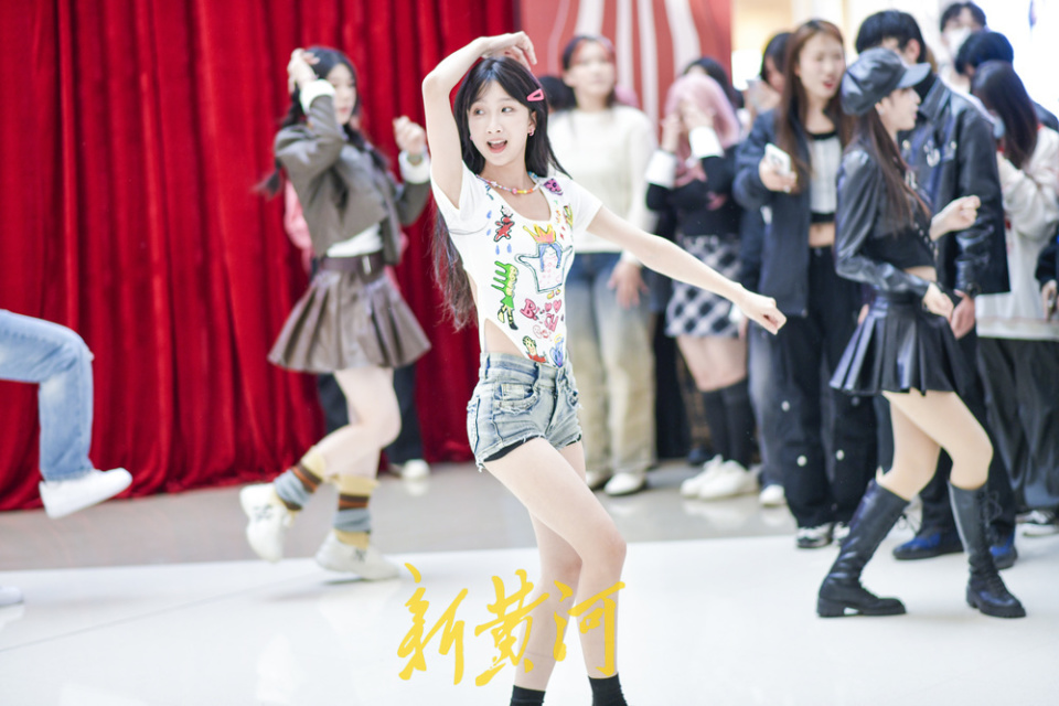 随机舞蹈点燃青春活力夏季服装提前登场新黄河镜相