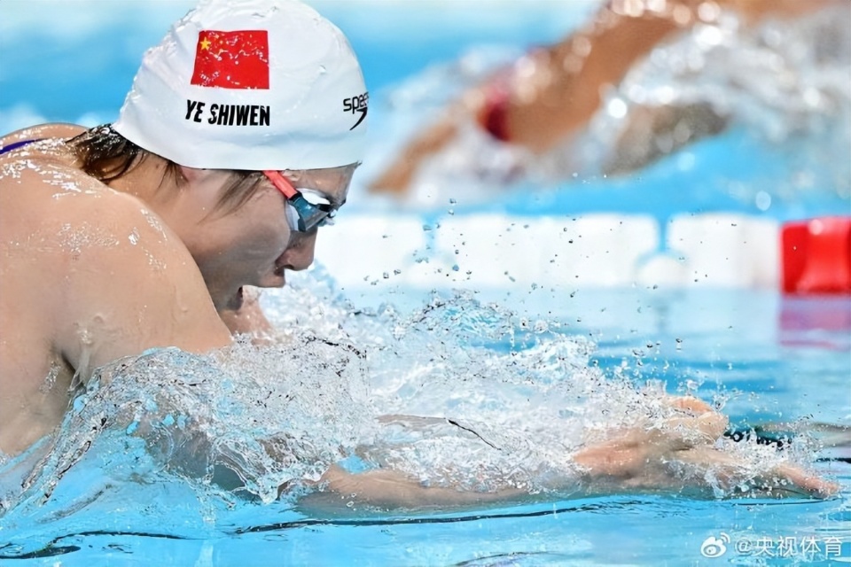 女子100米自由泳决赛中,中国香港选手何诗蓓游出52秒33,夺得铜牌