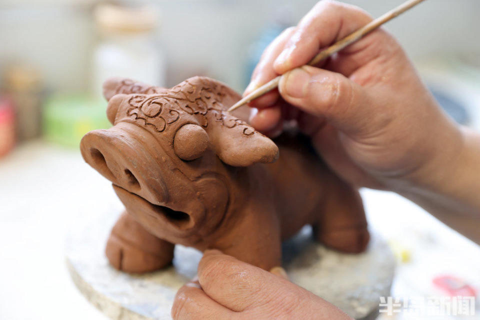 高杰在创作"猪"泥塑作品.制作好一批泥塑后就在900度电窑中进行烧制.