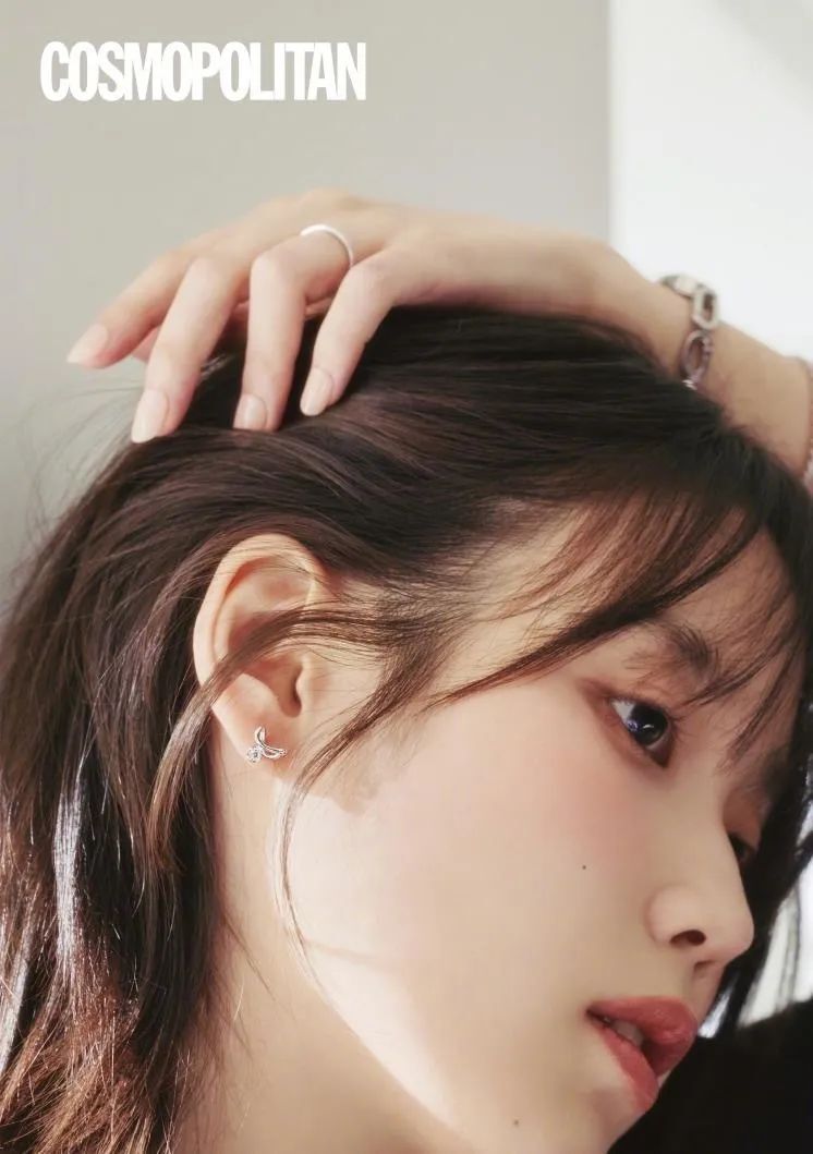 女星iu《w》杂志夏日氛围大片,俏丽长发气质灵动温婉-腾讯新闻