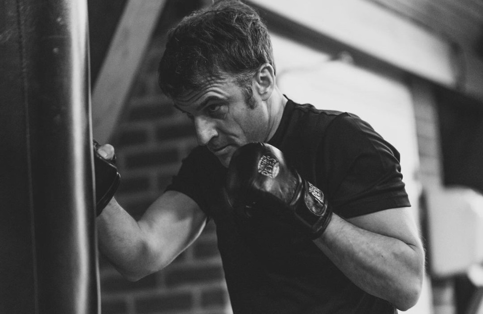 45岁马克龙晒硬汉照打沙袋二头肌醒目在马赛被妇女亲了脸颊