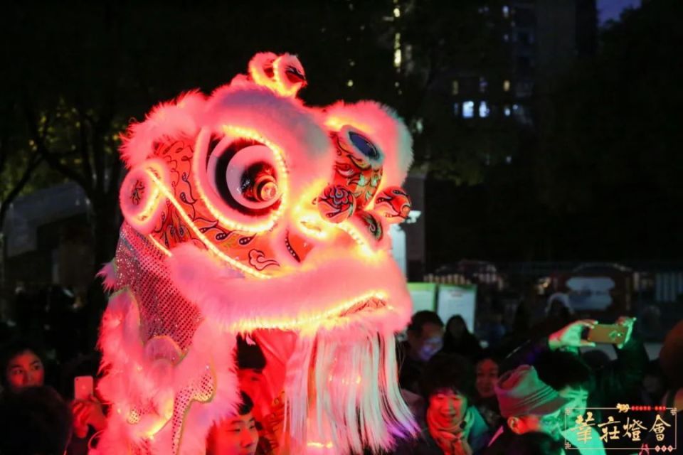 大家就前往观看.齐灯就是排道子,排在最前的是硬灯牌,后跟龙灯,狮子