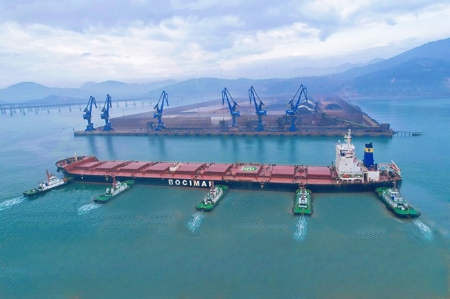 开港以来最大吨位20万吨级散货船入泊福州港松下港区