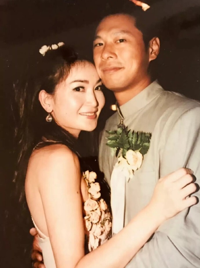 57岁温碧霞一家过圣诞节,和老公同框像父女,和14岁养子像同龄人_腾讯