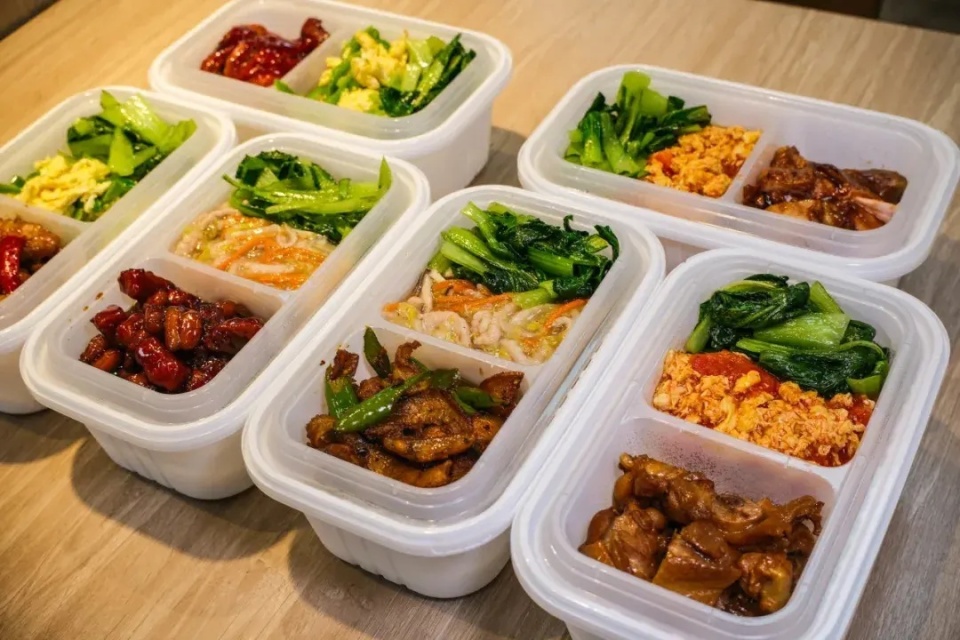 15款高铁盒饭上新了,在长三角地区近200趟高铁列车上供应