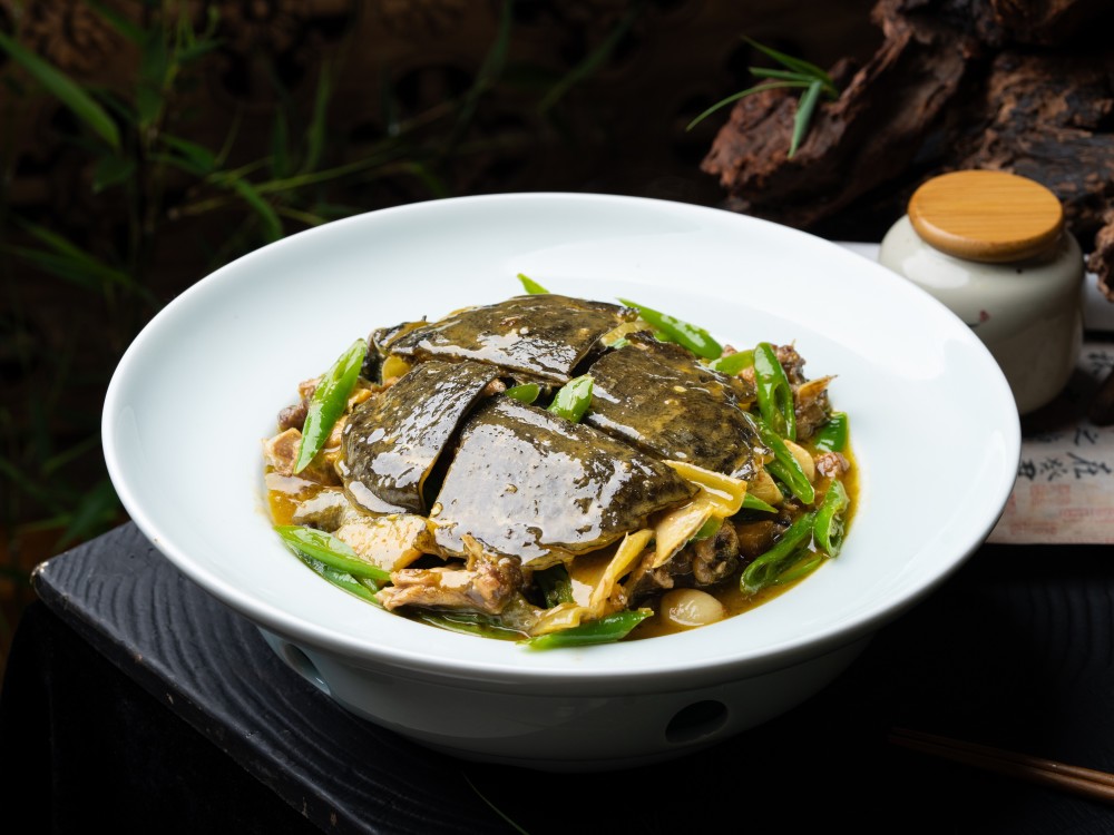 湖南衡阳特色美食餐饮"赞湘老长沙"在昆明开业香港云南总商会现场授牌