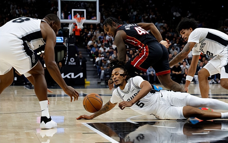 连续两场打出不错表现,但勇士后场新星的稳定性还是有些令人担心