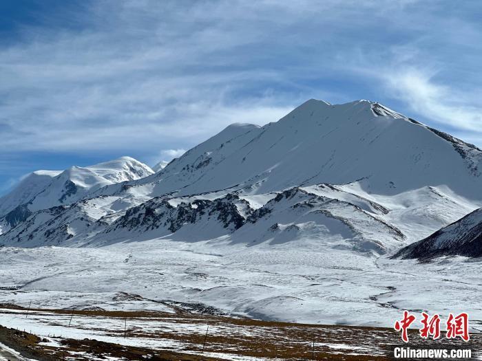 冬日阿尼玛卿圣洁雪山巍峨壮美
