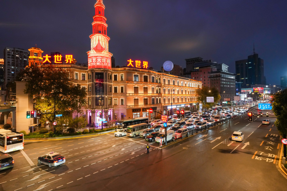 演艺大世界五周年上海大世界升起一枚月亮