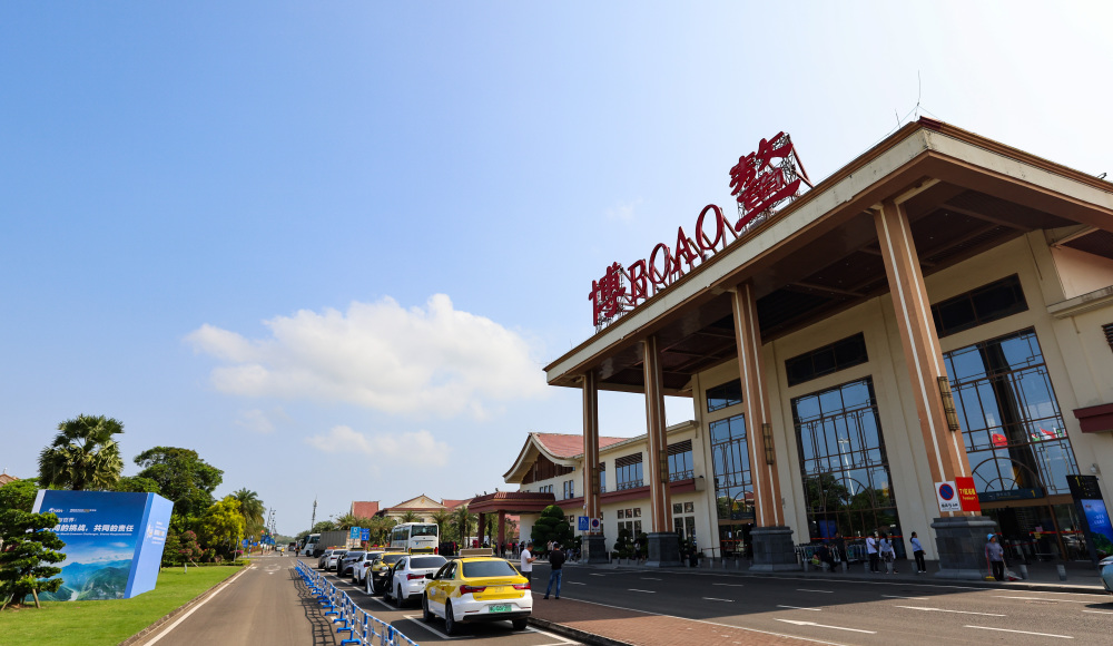 3月22日,博鳌机场工作人员展示"博鳌香"香氛卡片.