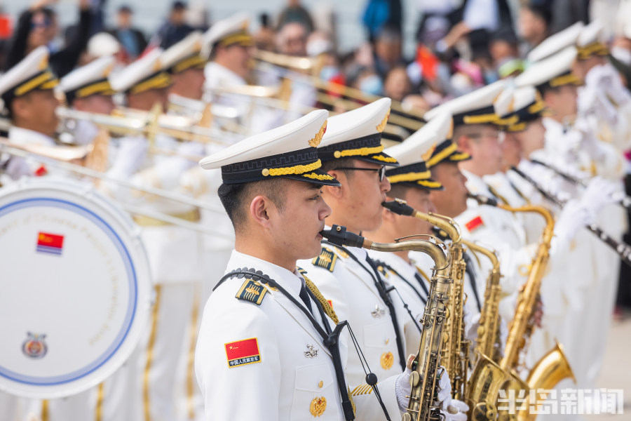英姿飒爽海军军乐团亮相小麦岛